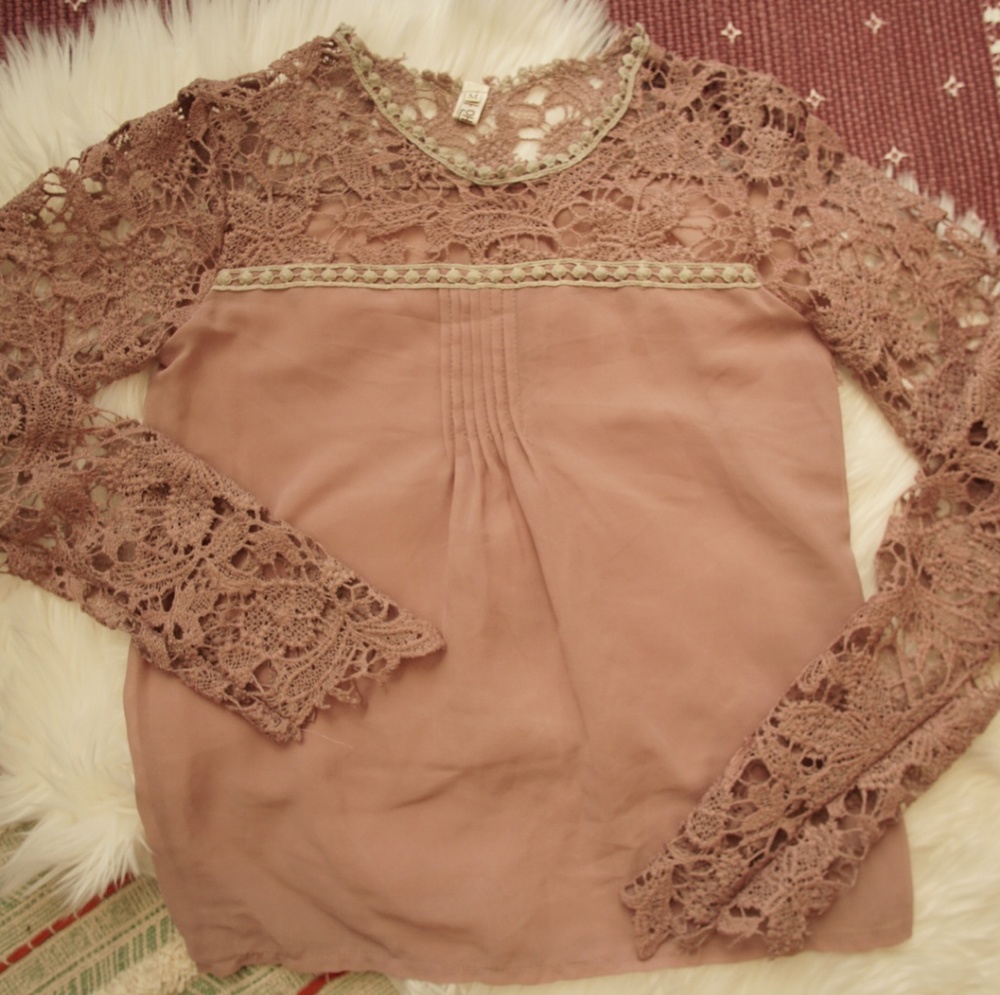 Womens medium lace sleeve shirt